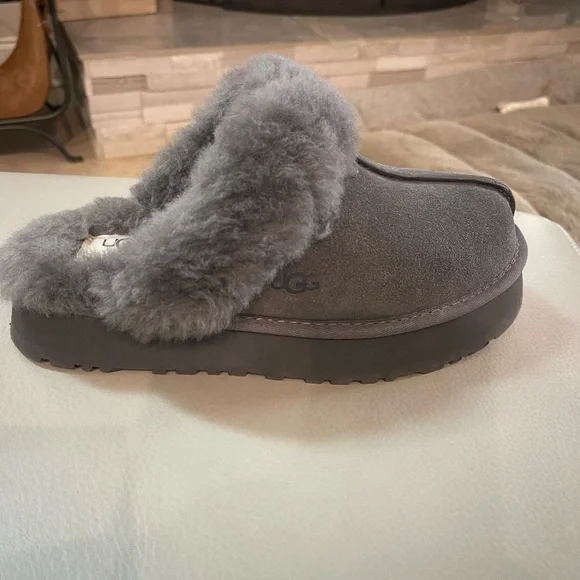 Gray brand new Ugg platform slippers - Picture 3 of 4